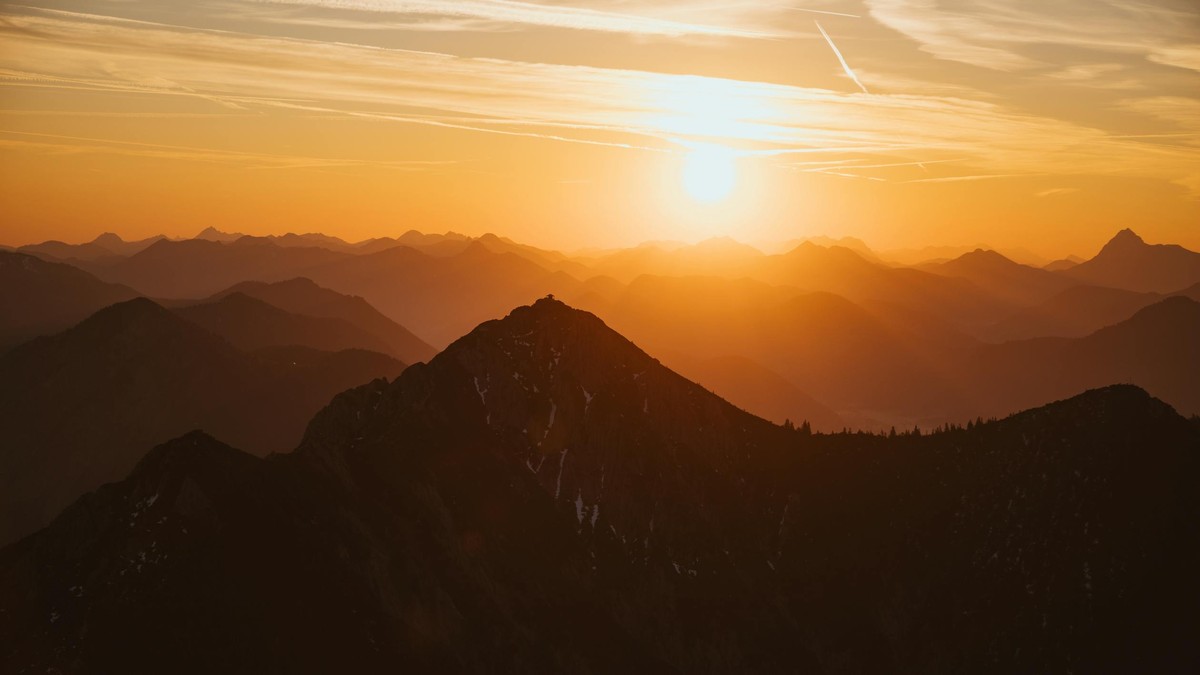 Majestätische Alpenlandschaft im goldenen Licht